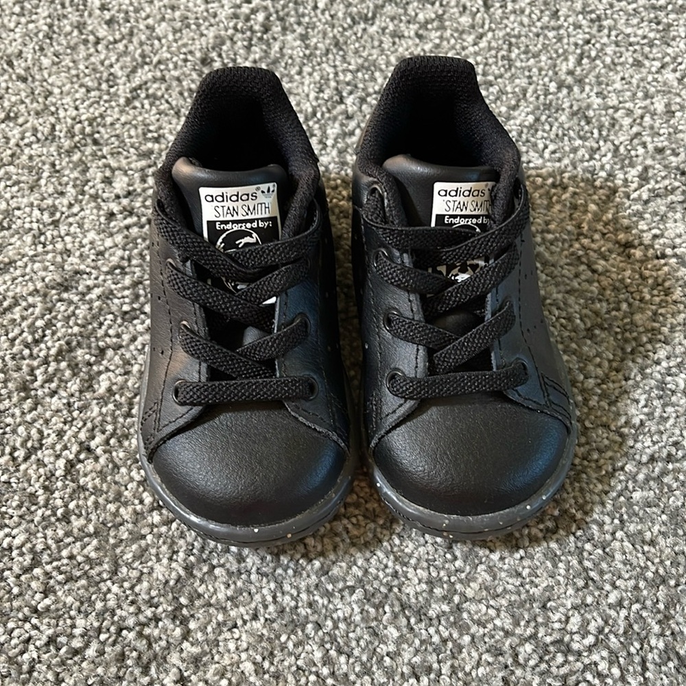 ADIDAS stan smith toddler size 4. Never worn.